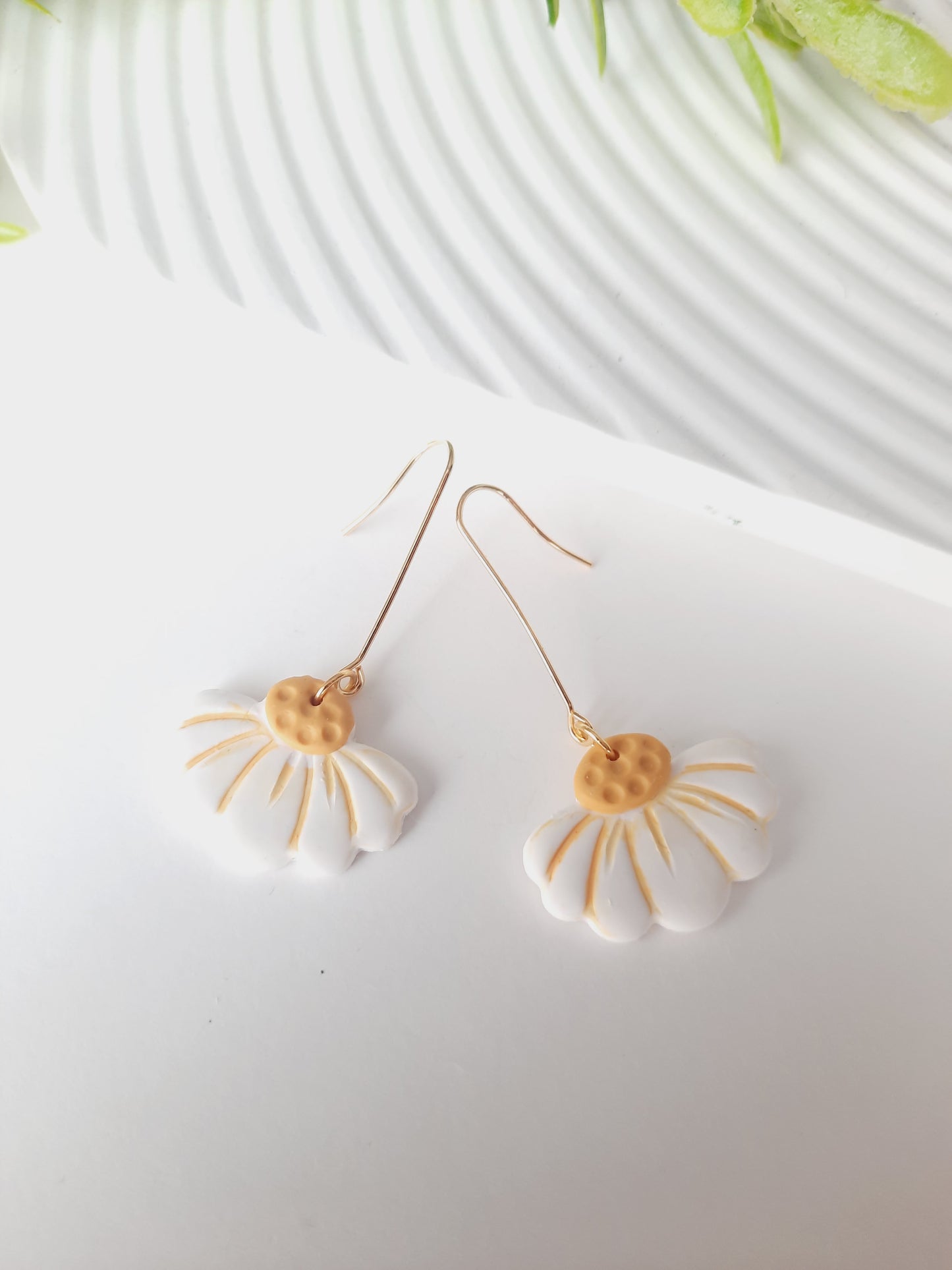 .Cute Daisy Drops