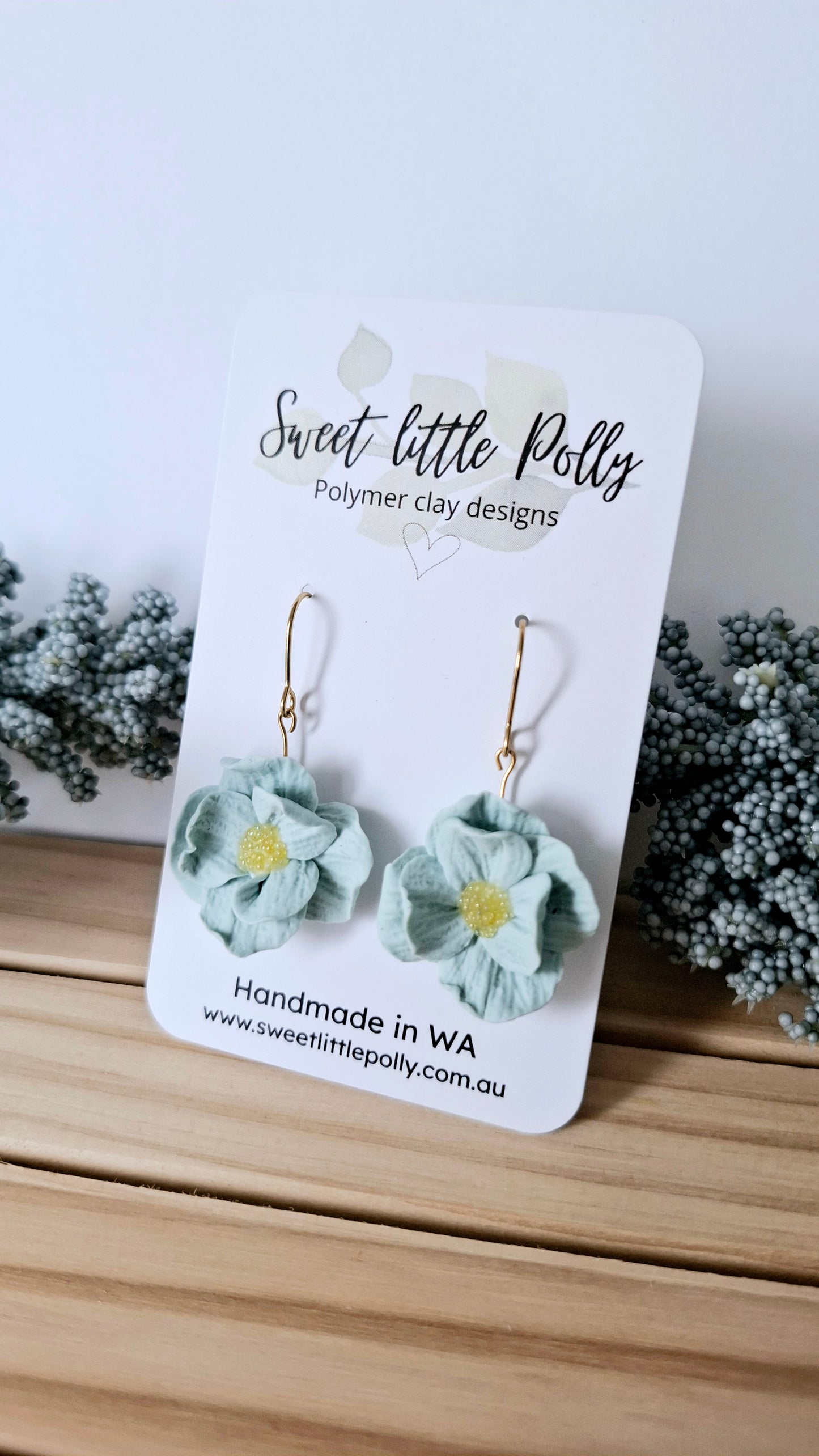 .Pale Blue 7-Petal Flower Dangle