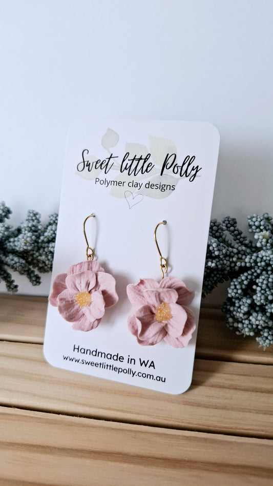 .Pale Pink 7-Petal Flower Dangle